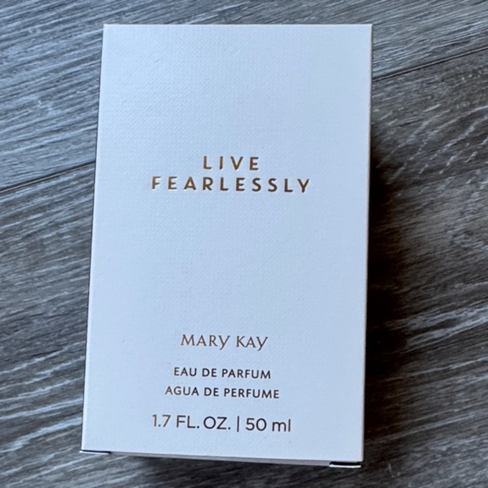 Mary Kay Live Fearlessly Eau de Parfum Box - White & Gold